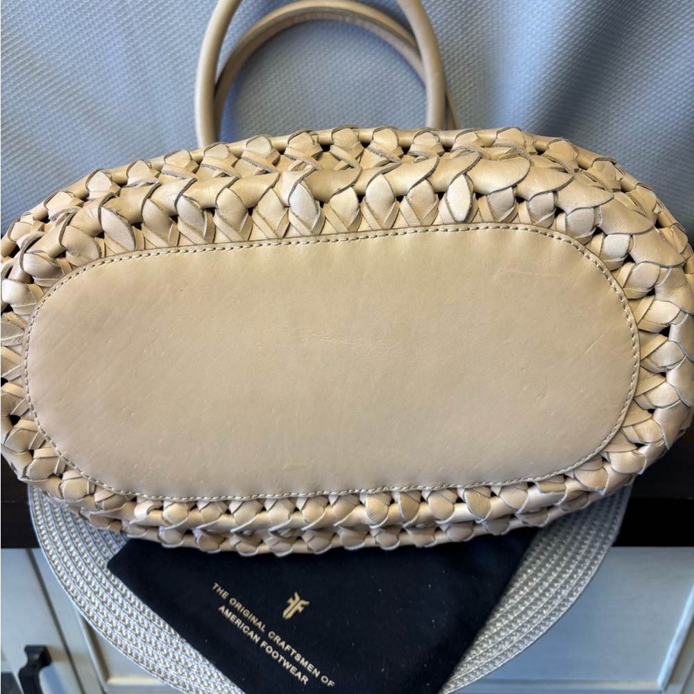 NWT Frye darn cream woven leather hand bag. Magnetic close and canvas pockets. - Picture 4 of 4